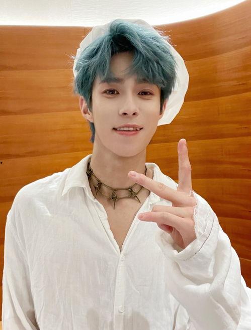 最新爆料男艺人岳明辉,神秘女友身份引热议